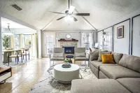 Minutes to Convention center,  family retreat, Pet-Friendly! King bed