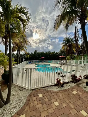 Ocean Breeze House - Sleeps 8 - Escape the Cold; Our Pool IS Heated!