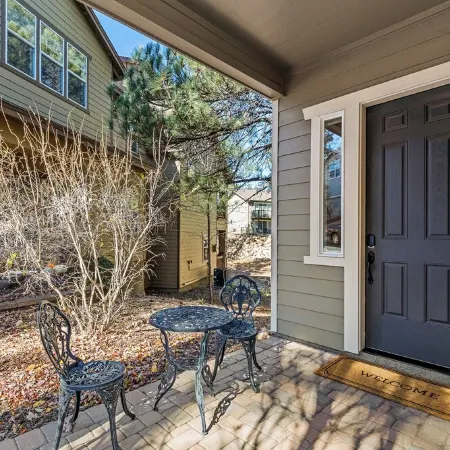 2 BR 2.5 BTH + loft - Central, A/C & Spacious!