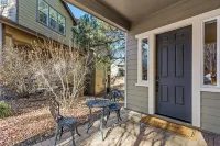 2 BR 2.5 BTH + loft -  Central, A/C & Spacious!