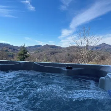 Majestic Mtn & Valley Views, Hot Tub+Fire Pit, Fireplace, Grill, 30 Mins to Avl!