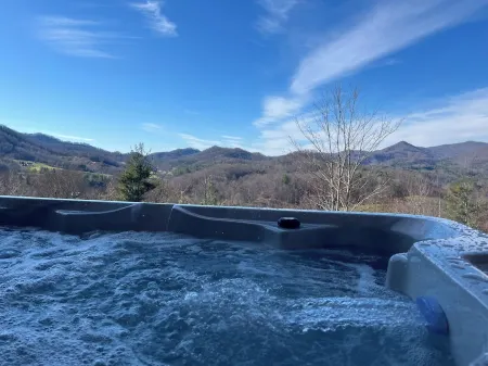 Majestic Mtn & Valley Views, Hot Tub+Fire Pit, Fireplace, Grill, 30 Mins to Avl!