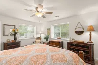 COMFY-COZY, Quiet, EV car CHARGER, GARAGE, Recliner - 4-Star