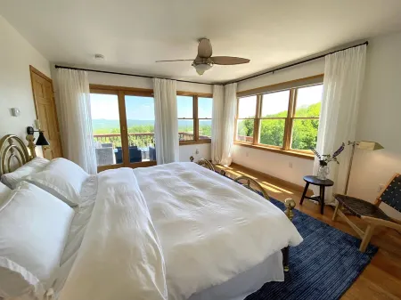 Catskills Mountaintop House w/ HOT TUB and VIEWS!