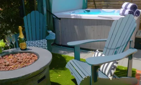 NEW WATER VIEW FAMILY VILLA AC DECK HOTTUB FIREPIT BBQ BACKYARD ONSITE PARKING!!