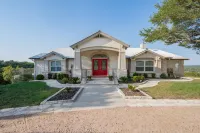 Gorgeous 4900 square foot pool & spa home minutes from Lake Travis and winery - Private Pools
