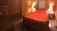 Two lakes & miles of hiking trails on 130 acres of private property 3Hills Cabin - Chalets