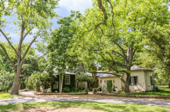 Historic House on San Antonio River and Mission Trail next to Mission San Juan ミッション・エスパーダ周辺のホテル