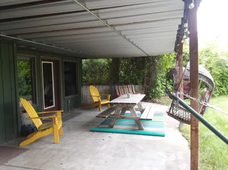 Black Bear Inn,Bridger views, E. Gallatin river access via cherry creek ponds.