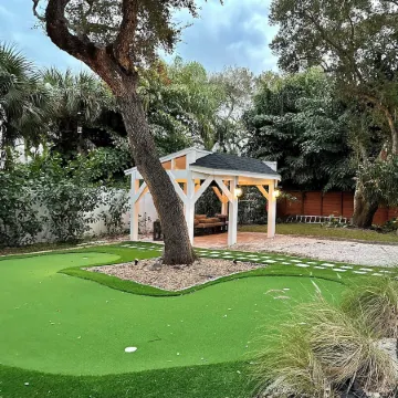 Coastal 3-bedroom cottage 4 blocks from the Beach w/ Mini Golf in Vero Beach