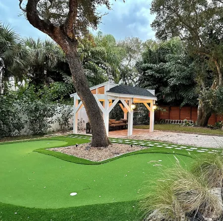 Coastal 3-bedroom cottage 4 blocks from the Beach w/ Mini Golf in Vero Beach