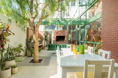 Colorful, artistic and architectural beach house in the heart of Venice Beach. Отели рядом с достопримечательностью «Аббот Кинни Бульвар»