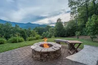 Sunset Ridge! Hot Tub+Fire Pit+Grill, WiFi, Mtn Views, Easy Access, Nearby Town!