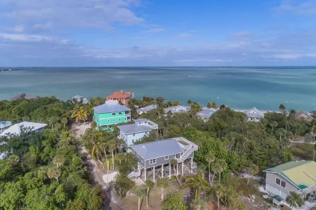 Near Beach, Includes Golf Cart , Bikes , Kayaks and Pool , 5 Stars. Ncic Member