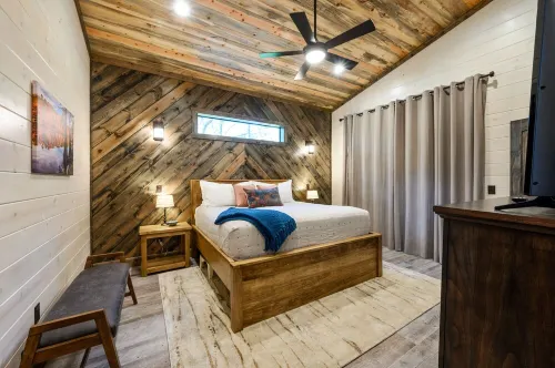 Luxury Cabin, 2 BR 2.5 Bath, Sleeps 9 max, 2 Pets Max with Pet Fee Hoteles en Condado de McCurtain