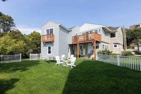 Best house in Old Orchard Beach..STEPS/BEACH,  surf!!!! 4 bedroom Отели рядом со станцией Cumberland Amtrak Station