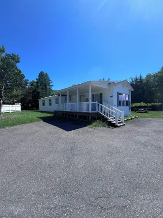 Cozy 3-bedroom home in  Allagash with WiFi, AC Отели в г. Аллагаш