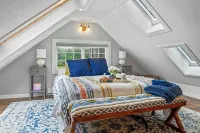 Charming Woodstock Skylight Retreat- Just 10 Minutes from Loon Mountain!
