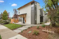 New 2 Bd Luxury Townhouse- King Bed, Downtown, near Hospital, Close to Wineries