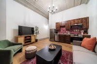 The Scarlet Suite - Luxury 2-bedroom Apartment in Downtown Sedalia