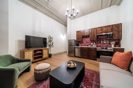 The Scarlet Suite - Luxury 2-bedroom Apartment in Downtown Sedalia