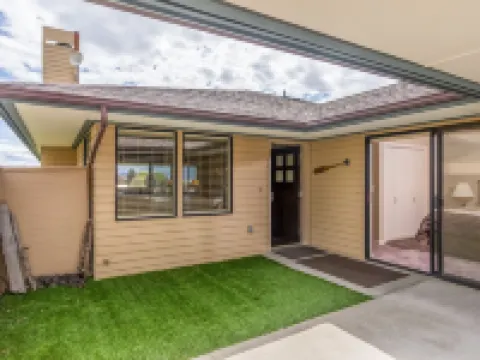 Wapato Point Halmalka Condo 510B 3 Bed 2 Bath Sleeps 8, Lake Views, Next to Pool Hotels in Manson