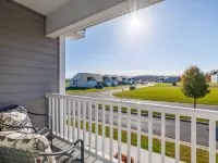Relax in Style, Golf course Community Townhouse - 3440 Hotels in Lysander