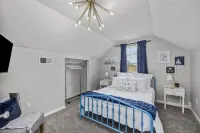 Remodeled Historic Waterview Home Minutes to beach,Moody Gardens, Pleasure Pier