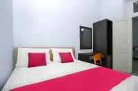 RedDoorz Near Stasiun Lawang Hotels in Lawang