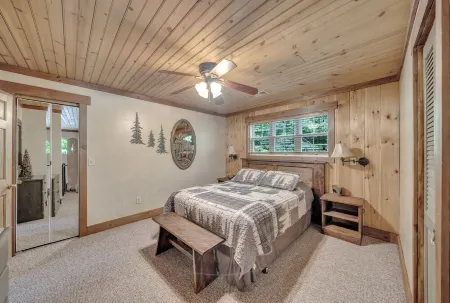 LAKE CHATUGE, Your own private resort, 9 Bdrm, Pickleball, Pool, Boat Rental Отели рядом с достопримечательностью «Campsite No 70»