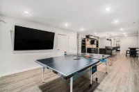 Spacious Retreat in West Omaha 2 King 3 Queen Beds