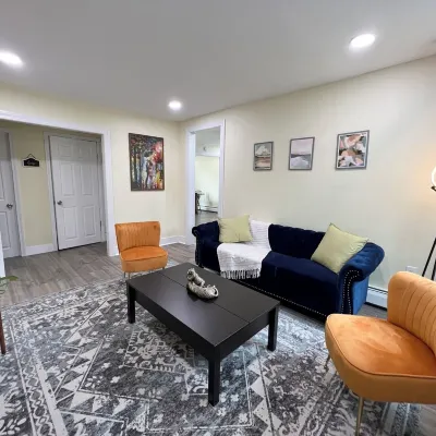 Amazing Deal: Spacious 4-Bed, 2-Bath Duplex Apartment! 鄰近Otis Library的酒店