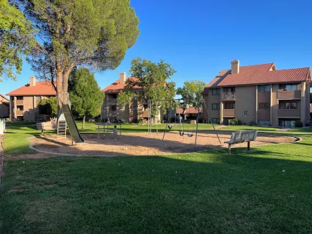 Cozy 2-bedroom condo with WiFi, pools in charming St. George