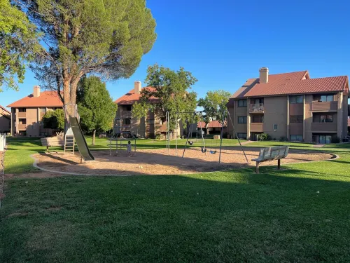 Cozy 2-bedroom condo with WiFi, pools in charming St. George