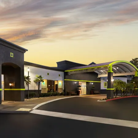 Courtyard Sacramento Cal Expo Отели рядом с достопримечательностью «Арден Фейр Молл»
