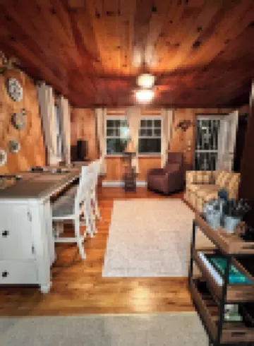 Small cozy cabin with grill & fire pit close to beaches, skiing, biking and URI.