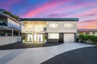 Beach & Bay Holiday House - Walk to town, club, nearby beaches and Bay