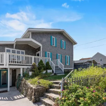 Ocean view spacious 5-bedroom Cape Cod style house with roof deck, AC, WiFi. Отели рядом с достопримечательностью «Plymouth Mayflower»