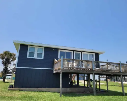 BEACH FRONT ISLAND COTTAGE 3 BEDROOM,1 BA  PETS MUST BE DECLARED WHEN BOOKED. Hotels in Sargent