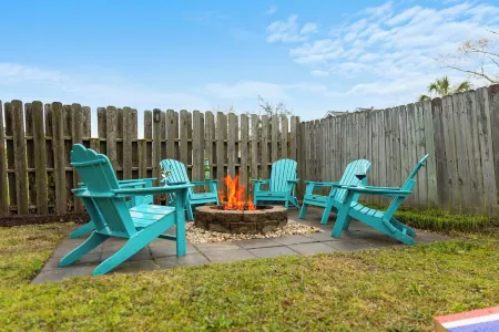 Relaxing 3Br Beach Retreat - Hot Tub, Fire Pit & Games