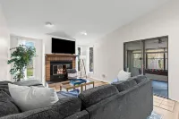 Royal Blue Haven ~ Walk Downtown Royal Oak, Game Room, Jetted Tub, Clean + Cozy