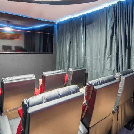 Luxe Oasis! Heated Pool, Spa, Theater, Game room, Sauna & Gym!