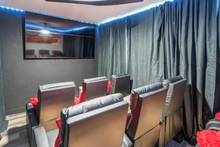 Luxe Oasis! Heated Pool, Spa, Theater, Game room, Sauna & Gym!