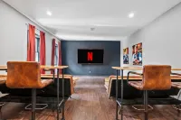 Fun Spacious 5 Bdrm Estate w/Theater, Billiard Parlor, Speakeasy Bar & Poker Rm