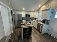 Charming 1-bedroom house with river view in Henderson.