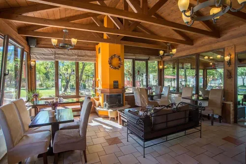 니네미아 스테이 & 플레이