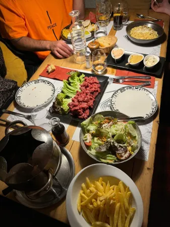 La Tour d'Aï Отели рядом с достопримечательностью «Школа бизнеса и гостиничного менеджмента»