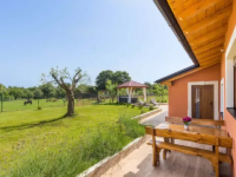 Attractive Holiday Home with Pool, Hot Tub, Patio, Courtyard Hotels in Peroj