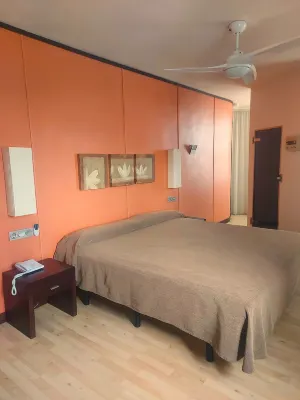 Hotel Puerta de Ocaña فنادق في آرنخويث