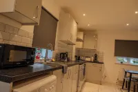 4Br-Sleeps8-Privategarden-Freeparking Hotels in Beeston